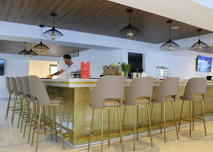 Piere - Anne Ayía Nápa